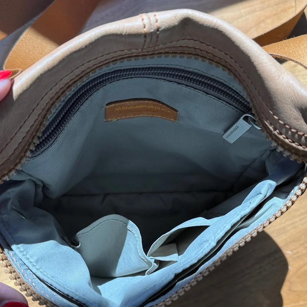 Mandarina Duck genuine leather crossbody bag with logo strap - Picture 4 of 10